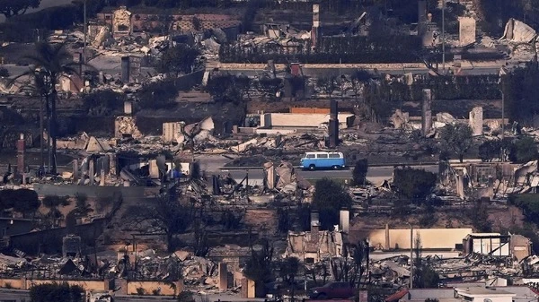 カリフォルニア山火事で生き残った「奇跡のバス」、VWが希望の象徴として復元へ
