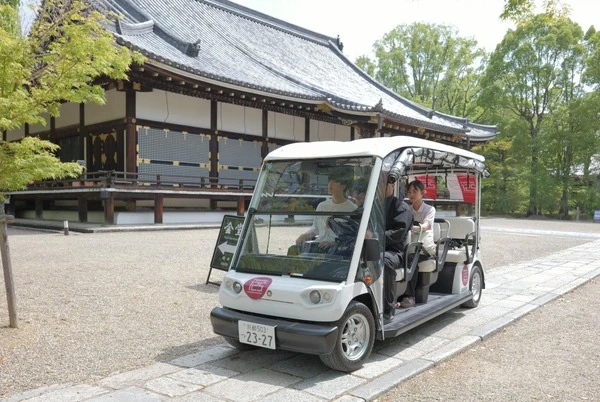 ヤマハ発動機の「グリスロ」、京都・衣笠アートヴィレッジフェスティバルで運行