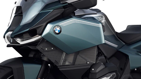 新型BMW『R 1300 RT』可変カウルにSNS驚愕…5月モーターサイクル記事ランキング