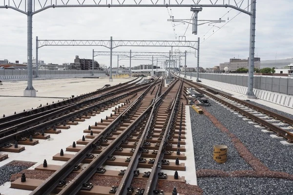 線路を歩く！ 高架開業前の西武鉄道・東村山駅で「レールウォーク」