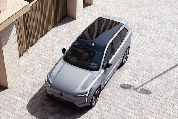 ボルボの最上位電動SUV『EX90』、800Vシステム採用で充電時間短縮…欧州2026年型