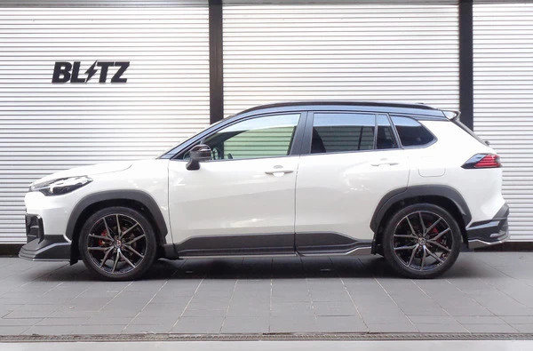 『カローラクロスHV』を快適にローダウン＆スタイリッシュにリフトアップ、ブリッツの車高調キット「DAMPER ZZ-R」