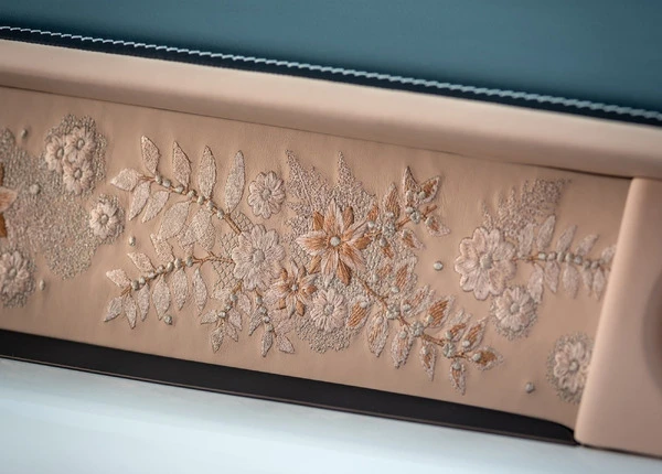 父親への贈り物に“16万針の刺繍”で飾ったロールスロイスを…世界に一台の『ファントム・ダンテル』公開
