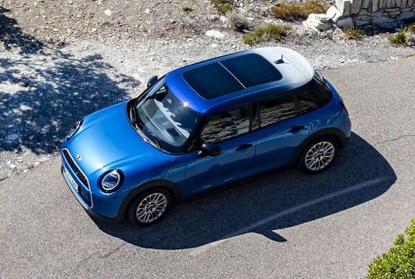 ルーフにグラデーション塗装、MINI 5ドアハッチバック 新型の「Favoured Trim」仕様