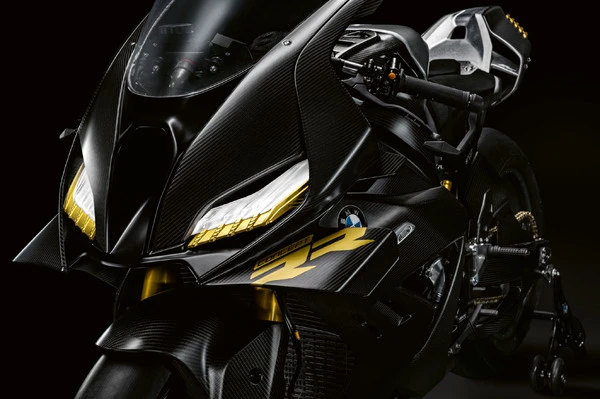 BMW、レース技術を結集した4気筒スーパーバイク初公開…パワーは230馬力超