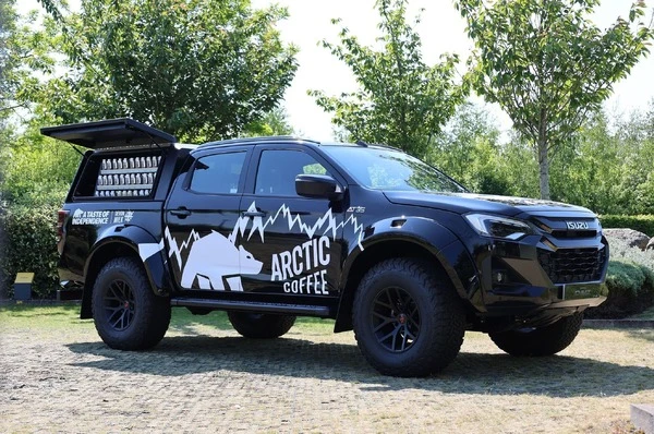 いすゞのピックアップトラック『D-MAX』が移動式コーヒーショップに変身！ 英国フェスに
