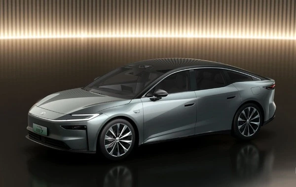 トヨタ、全長5m超えの大型EVセダン『bZ7』世界初公開…上海モーターショー2025