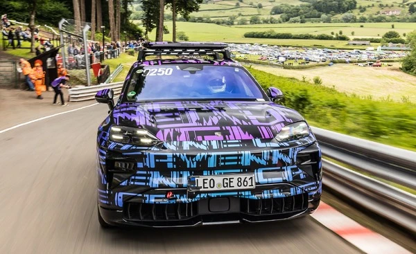 ポルシェ『カイエンEV』がSUV最速に、英ヒルクライムでプロトタイプが新記録樹立