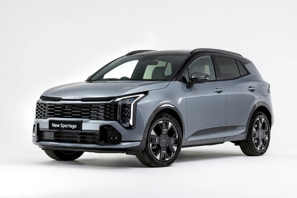 キアの世界最量販車『スポーテージ』に改良新型、英国はハイブリッド含む3つのパワートレイン