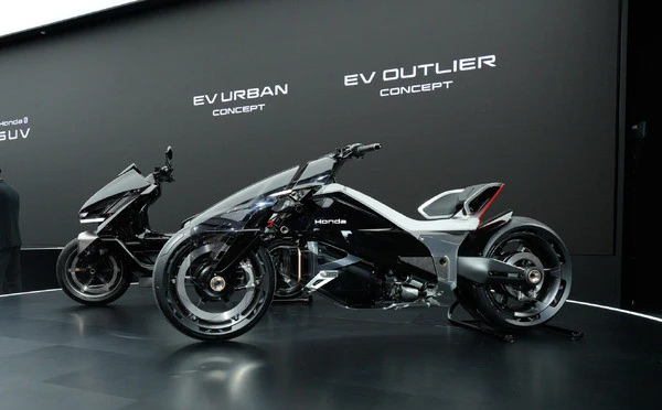 バイクの二輪駆動ついに実用化か!? 『レブル』よりも低いホンダ『アウトライヤー』の可能性に痺れる…ジャパンモビリティショー2025