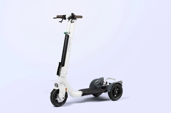 立ち乗り三輪電動モビリティ「ストリーモ」のバランス性能がアップ、バックミラー付きで30万2500円