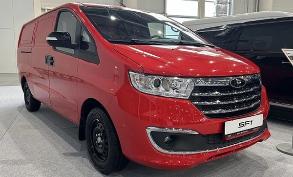 ロシアのソラーズ、新型コンパクト商用車『SF1』の予約開始、約346万円