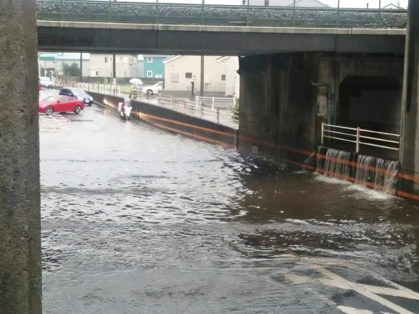 豪雨時のアンダーパス通行は危険　水圧・電装故障・車両浮上で脱出困難に
