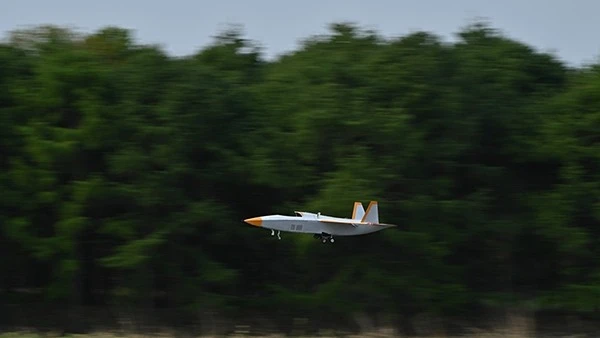 スバル、防衛装備庁へ遠隔操作型支援機の実験機を納入