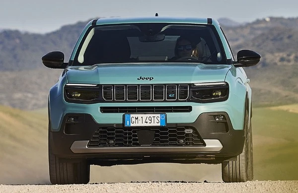 ジープの小型SUV『アベンジャー』、発売2年で20万台受注…電動車比率は66％に