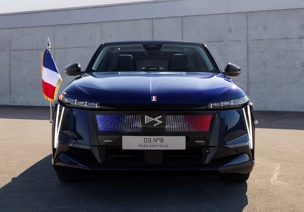 DS、フランス大統領専用『N°8』を一般公開、グリルがトリコロールに光る