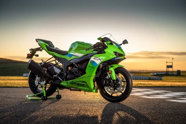 カワサキ『Ninja ZX-6R』2026年モデルでカラー変更、スマホアプリ連携も強化
