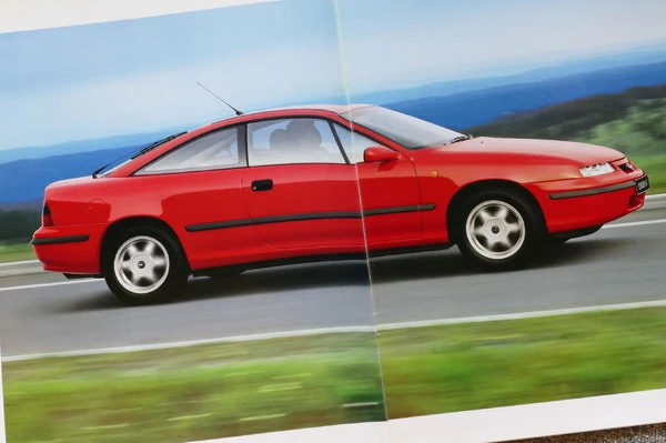 日本最後のオペル、『カリブラ』は空力ボディの流麗スペシャリティクーペだった【懐かしのカーカタログ】