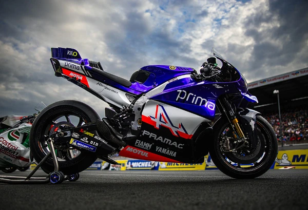 ヤマハのマシンがアルピーヌ70周年を祝福！ MotoGP プリマ・プラマック・ヤマハの『YZR-M1』が特別カラーに