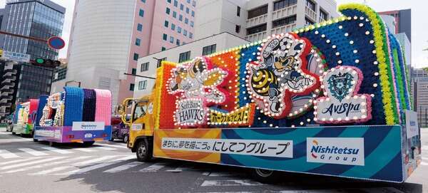 福岡の春祭り「博多どんたく」に花自動車が彩り　5月2-4日