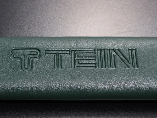 「TEIN」ロゴ入りシートベルトパッドが登場、オリジナルグッズのラインナップを拡充