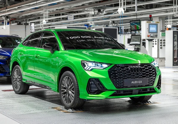 アウディ『Q3』次期型は今夏デビューへ、ハンガリー工場が生産100万台