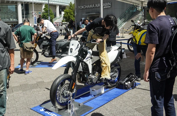 新型『DR-Z』が横浜に登場！「スズキ モーターサイクルコレクション2025」桜木町駅前で、“これからのバイク好き”に魅力アピール