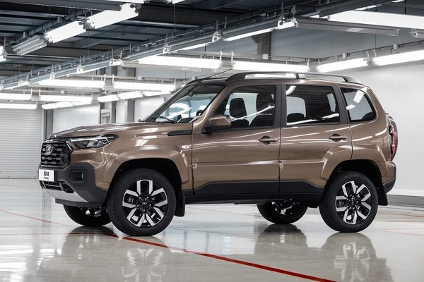 露ラーダのSUV、モダンな表情に一新　『ニーヴァ・トラベル』に改良新型