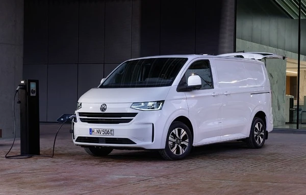 最大9名乗りのVW『トランスポーター』、初のEVを英国で追加