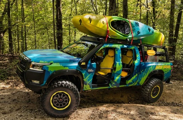 日産のピックアップトラック『フロンティア』、冒険カヤック仕様にカスタム…SEMA 2025