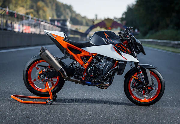 KTM デュークシリーズ30周年の集大成、『990デューク R』2025年モデル発表