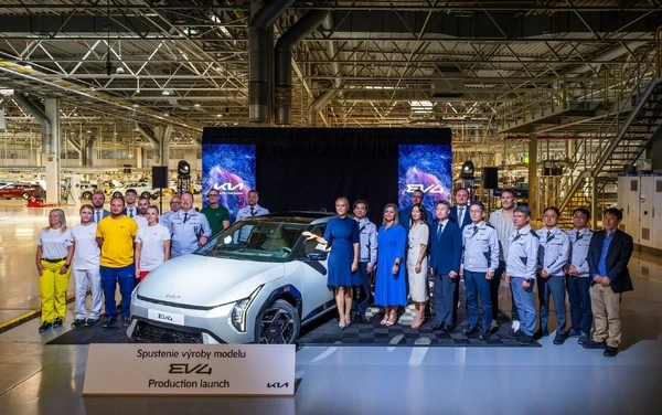 キア、欧州初の現地生産EV『EV4』の量産をスロバキアで開始
