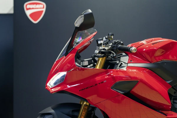 新型ドゥカティ『パニガーレV2S』日本上陸に「スイングアームアームすげー」「日本じゃ全力は使えない」など驚きの声