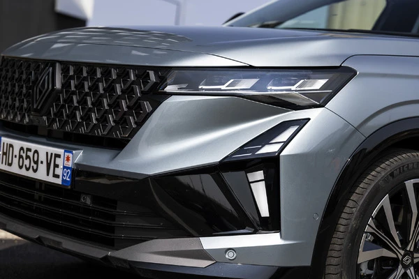 ルノー『エスパス』新型、200馬力フルハイブリッドを改良…燃料満タンで最大1100km走行可能に