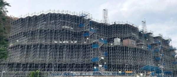 高速道路直上70mの岩塊、異例の掘削作業…上信越道・北野牧工事の見学