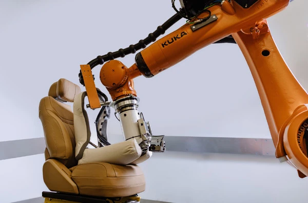ジャガー・ランドローバー、ロボットによるシート耐久テスト公開…10年分の使用を数日で再現