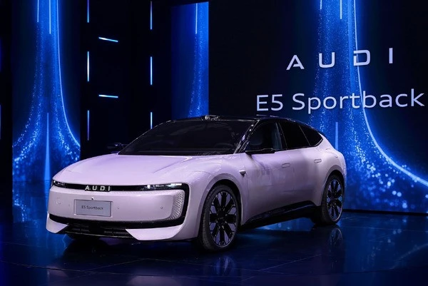 「4リングがない」アウディの新ブランド「AUDI」、第一弾『E5スポーツバック』発表…上海モーターショー2025
