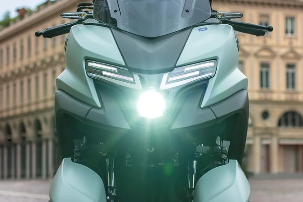 「YZF顔のイケメン」シャープに進化したヤマハ『トリシティ125』2025年モデルが熱い！