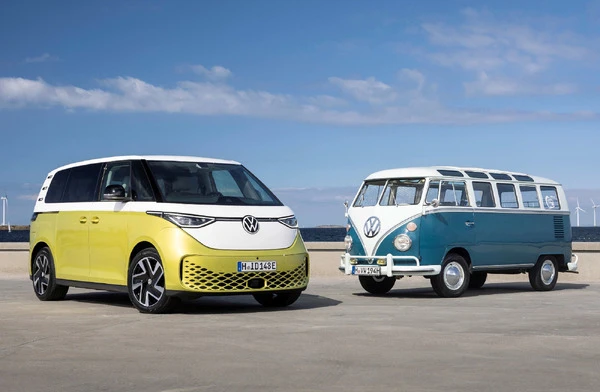 待望のVW『ID. Buzz』日本受注開始に「レトロでツートン可愛い」「900万円はキビシイ…」などSNSで反響