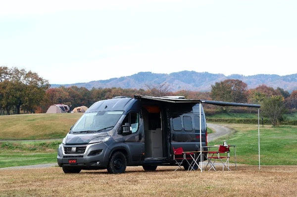 サスペンションの「カヤバ」が新型キャンピングカー披露へ！ コンセプトは「別荘を持ち運ぶ」