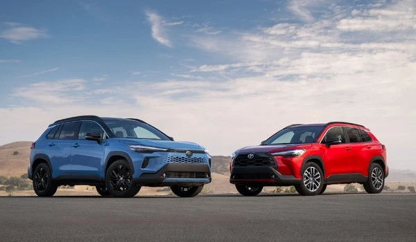 トヨタ『カローラクロス』改良新型、米国はガソリン車も設定…ハイブリッドと顔が違う
