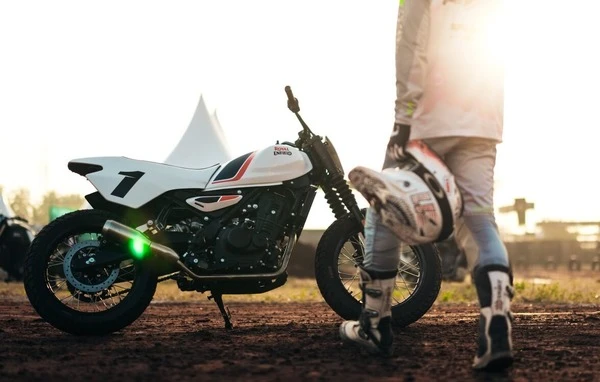 ロイヤルエンフィールド、フラットトラック専用バイク「FT450」を開発、「スライドスクール」で使用