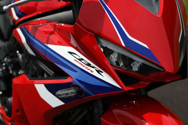 ホンダ『CBR650R』が外観を一新！ シャープなカウルが際立つ新型の注目ポイント