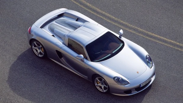ポルシェのスーパーカー、『カレラGT』誕生25周年…ル・マン用V10エンジン搭載の名車