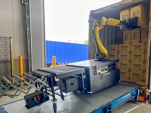AI搭載の荷降ろしロボット、物流センターに導入…SGシステムらが開発