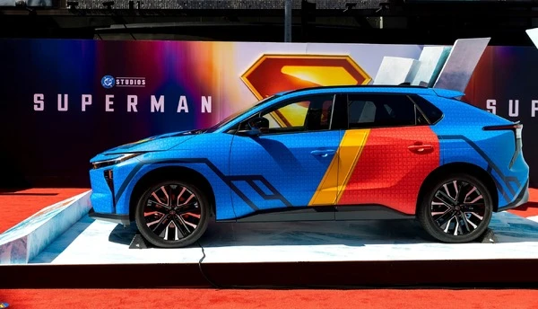 トヨタ『bZ4X』がスーパーマンカラーに!? 映画『スーパーマン』起用でレッドカーペットに登場