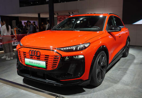 朱色ボディにただものではないオーラ纏う、アウディ『SQ6 e-tron』…北京モーターショー2024