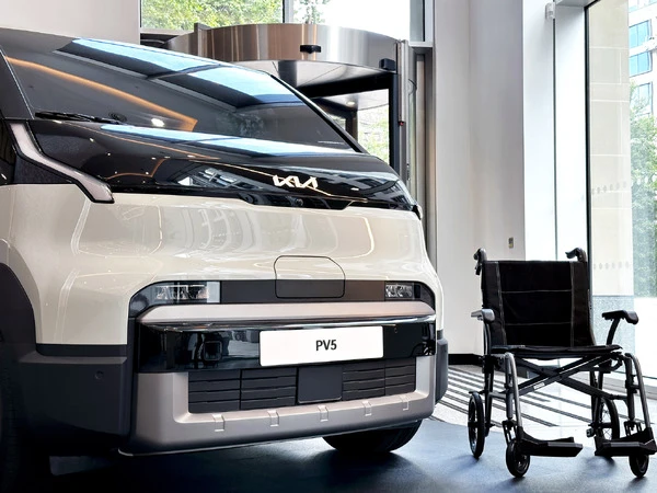 キア、日本導入予定の商用EV『PV5』に車いす仕様発表