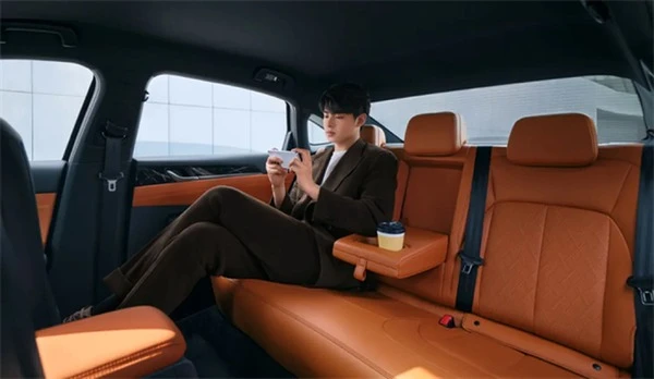 五菱汽車、EVセダン『星光』の2025年モデル発売…航続最大610km