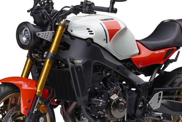 ヤマハ伝統の“白×赤”モデルがついに登場！ネオレトロバイク『XSR900』2024年モデル